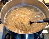 Foto langkah ke 2 dari resep Rosemary Chicken Pesto Spaghetti .