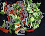 Foto langkah ke 3 dari resep Brokoli Sapi Lada Hitam.