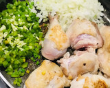 Foto del paso 1 de la receta: Guiso de arroz con pata muslo 🍗 de pollo