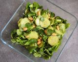 Une image de l'étape 2 de Salade de mâche et concombre d'inspiration thaï.