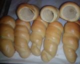 Foto langkah ke 3 dari resep Roti Keong isi Krim.