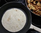 A picture of step 5 of Tortillas with Grilled Chicken, Vegetables, and Yogurt.