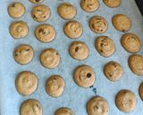 Gambar langkah 4 resipi Biskut Choc Chip.