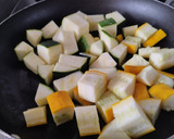 Foto del paso 3 de la receta: Almuerzo de calabacín🥒🫓🧀 salteado con salsa de tomate y pimiento rojo🍅🌶️🧅