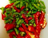 รูปขั้นตอนการทำที่ 1 ของ กุ้งผัดพริกขี้หนูสด