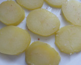 Foto del paso 1 de la receta: Ensalada de patata bacalao y naranja
