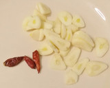 Foto del paso 1 de la receta: Gulas con langostinos al ajillo