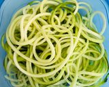 รูปขั้นตอนการทำที่ 1 ของ คีโตซูกินีพาสต้าอัลเฟรโด้ (Low carb)