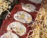 Foto del paso 11 de la receta: Pizza listada con tres tops: espinacas, quesos, y tomate