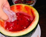 Hình bước làm 2 của món Cocktail dưa hấu Sải Duần và rượu táo mèo Sapa