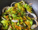 Foto del paso 3 de la receta: Acá las quecas! De flor de calabaza!