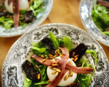 Foto del paso 3 de la receta: Ensalada de rúcula y burrata con anchoas de Santoña, tomate seco y piñones, sobre pesto de perejil