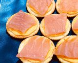 Hình bước làm 2 của món Finger Food 👌5: Bánh Ritz + Cá hồi xông khói“Món bốc tay mới đúng điệu”
