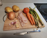 Foto del paso 1 de la receta: Guiso de pollo🍗 con patatas🥔 y espárragos🍲