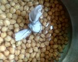 A picture of step 1 of Punjabi Chole.