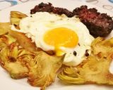 Foto del paso 7 de la receta Tosta de huevo frito con chips de alcachofas y carne de morcilla