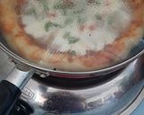 Foto langkah ke 5 dari resep Pizza teflon topping bawang dan sosis.