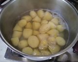A picture of step 1 of Crunchy roast potatoes.
