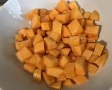 Une image de l'étape 7 de Salade de melon, pastèque et raisin au miel.