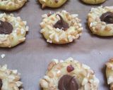 Foto langkah ke 5 dari resep Choco Peanut Thumbprint Cookies.