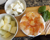 Foto del paso 1 de la receta: Brochetas de melón y queso fresco con lomo ibérico