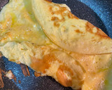 Foto del paso 3 de la receta: Tortilla jugosa con tomates confitados, feta y albahaca