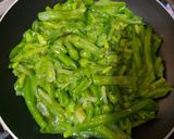 Foto del paso 2 de la receta: Tortilla de porotos verdes con zapallo italiano dorado/salteado