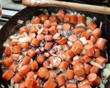 Foto del paso 2 de la receta: Salchichas caramelizadas con arroz