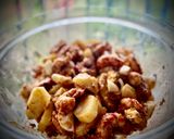 Foto del paso 4 de la receta Ensalada de langostinos al ajillo con patata y huevo duro