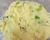 A picture of step 4 of Aloo paratha.
