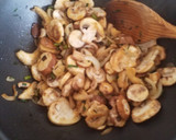 Foto del paso 2 de la receta: Revuelto de setas con cebollino
