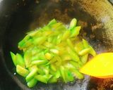 รูปขั้นตอนการทำที่ 2 ของ บวบเหลี่ยมผัดไข่