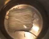 Foto del paso 1 de la receta: Noodles de arroz con cerdo, manzana y almendras