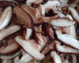 Foto del paso 2 de la receta: Arroz con salteado de hongos (vegano)