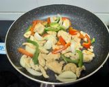 Hình bước làm 3 của món Eatclean Ức gà xào ớt chuông hành tây