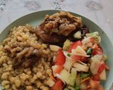 Sült csirkecomb pirított tarhonyával és zöldségsalátával🥗 recept fázis 4 fotója