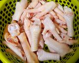 Hình bước làm 1 của món Canh chân gà hạt sen táo đỏ