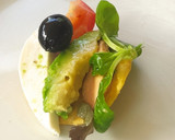 Foto del paso 3 de la receta: Ensalada de rúcula y canónigos, con foie, queso fresco y aguacate