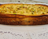 Foto del paso 7 de la receta: Tarta de yogur y queso con base de galletas y pistachos