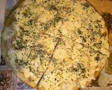 Foto del paso 4 de la receta: Pizza batida de muzzarella a la fugazzeta con provenzal y reggianito 🙌🏻😋