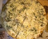 Foto del paso 4 de la receta: Pizza batida de muzzarella a la fugazzeta con provenzal y reggianito 🙌🏻😋
