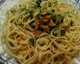 Foto del paso 4 de la receta: Espaguetis con berberechos, calabacín y zanahoria