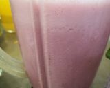 A picture of step 1 of Strawberry smoothy.