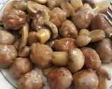 Foto del passaggio 3 della ricetta Polpettine di salsiccia con funghi