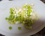 Foto del paso 2 de la receta: Tortilla de ajetes tiernos de la brigada espartana