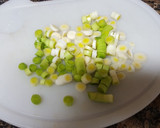 Foto del paso 2 de la receta: Tortilla de ajetes tiernos de la brigada espartana