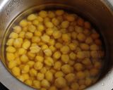 A picture of step 1 of Dry chana massala.
