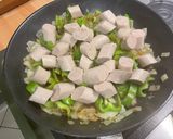 Une image de l'étape 11 de Saucisses allemandes aux poivrons verts, oignon et épices.