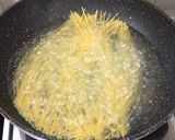 รูปขั้นตอนการทำที่ 2 ของ สปาเก็ตตี้กุ้งไส้กรอกเป็ดซอสครีมเห็ด