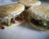 A picture of step 5 of Minced meat and cheese bread burger.